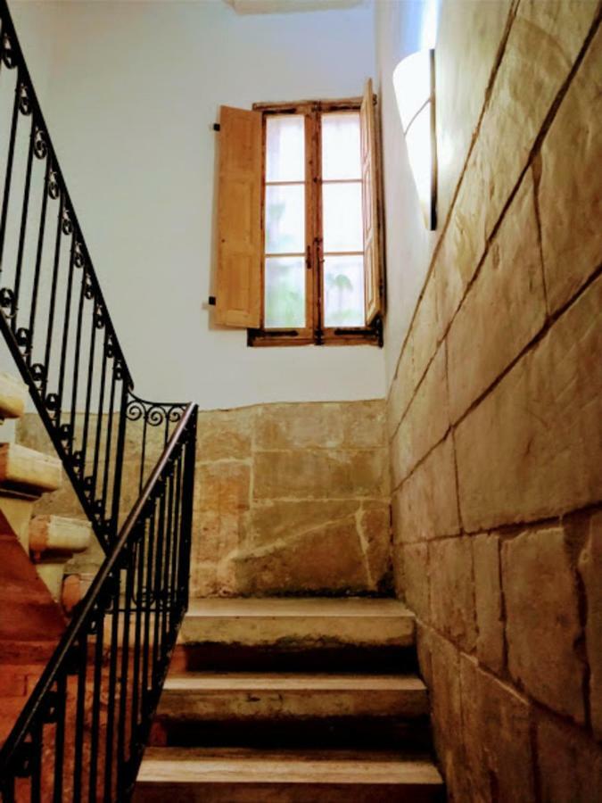 A 400 Year Old Large Town House In Valletta. Exterior photo