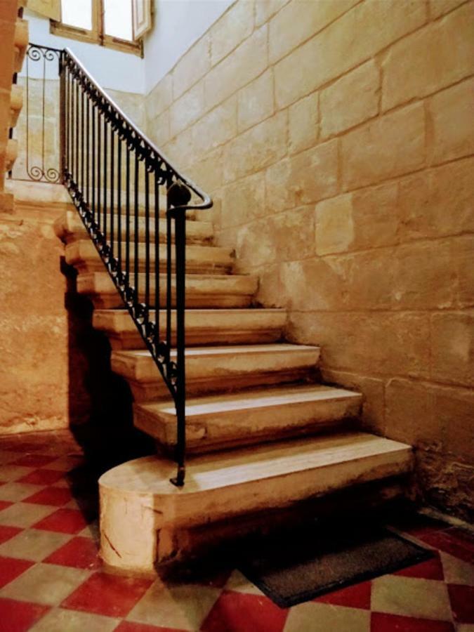 A 400 Year Old Large Town House In Valletta. Exterior photo