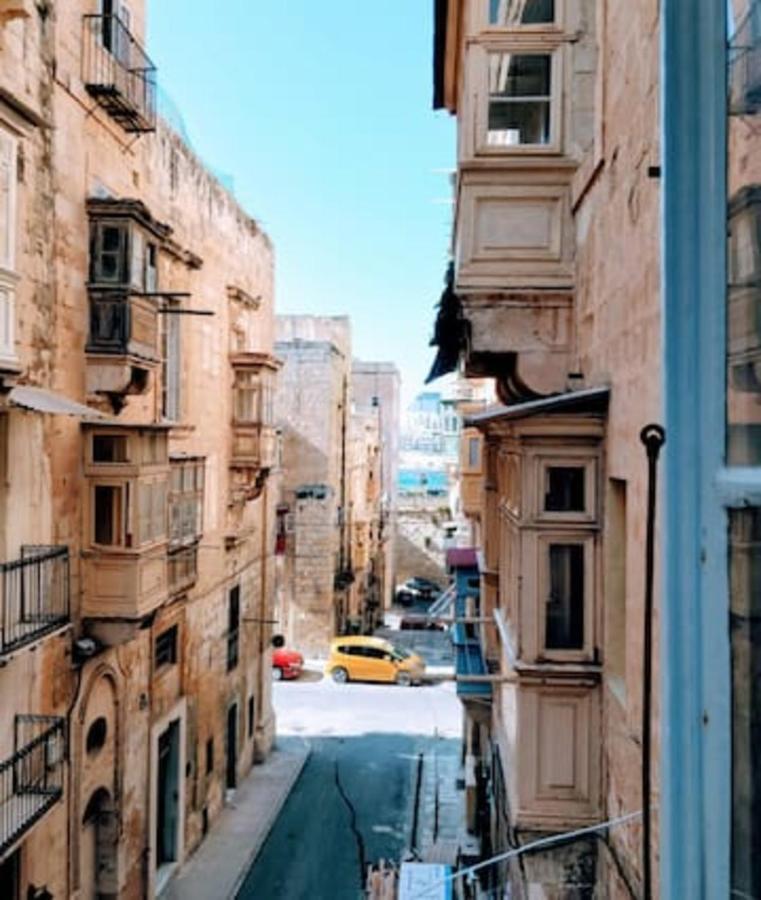 A 400 Year Old Large Town House In Valletta. Exterior photo